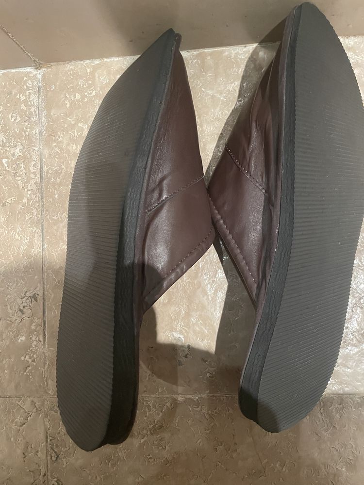 CHINELOS DE QUARTO EM PELE castanhos sem uso algum