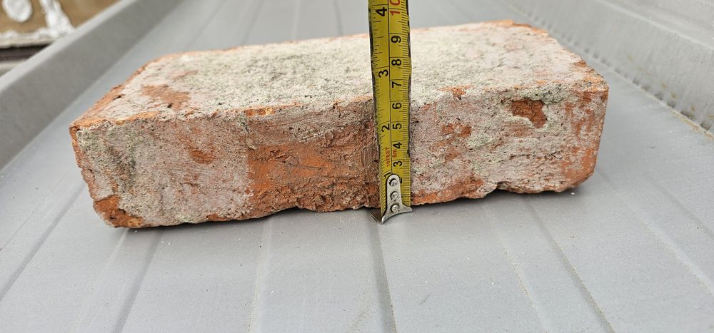 Stara cegła rozbiurkowa