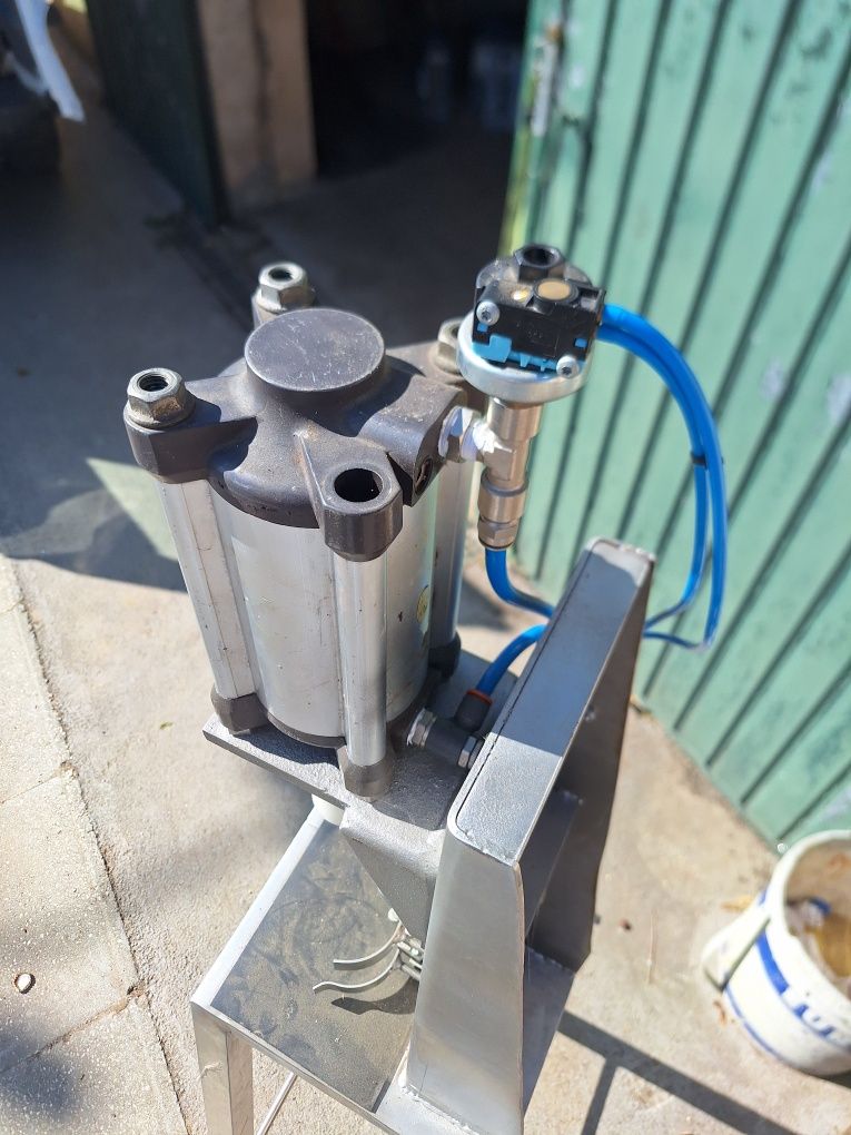 Capsulador de garrafas pneumática