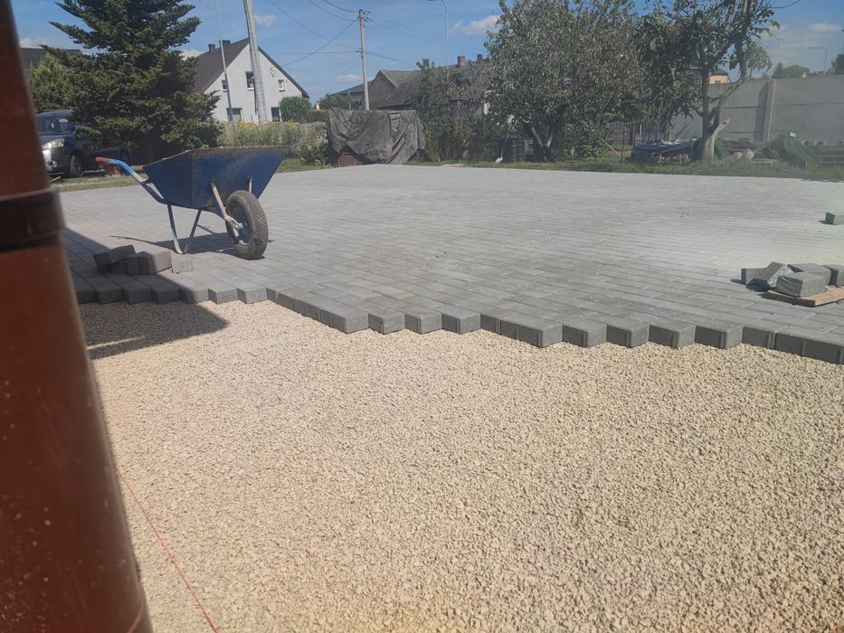 Układanie kostki brukowej obrzeży krawężnika