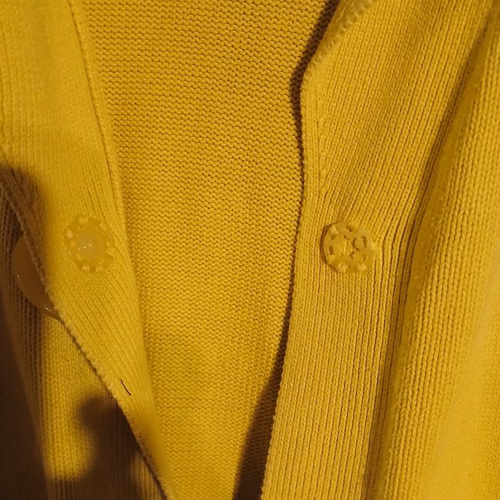 Sweter żółty,  Wallis