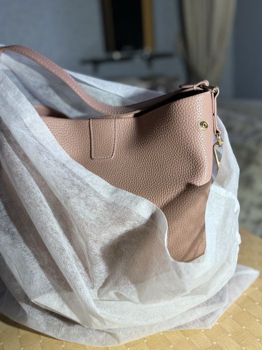 Жіноча сумка OCHNIK рожева з ремінцем