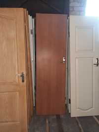 Продам двери мдф больших и маленьких размеров с навесными петлями  и з
