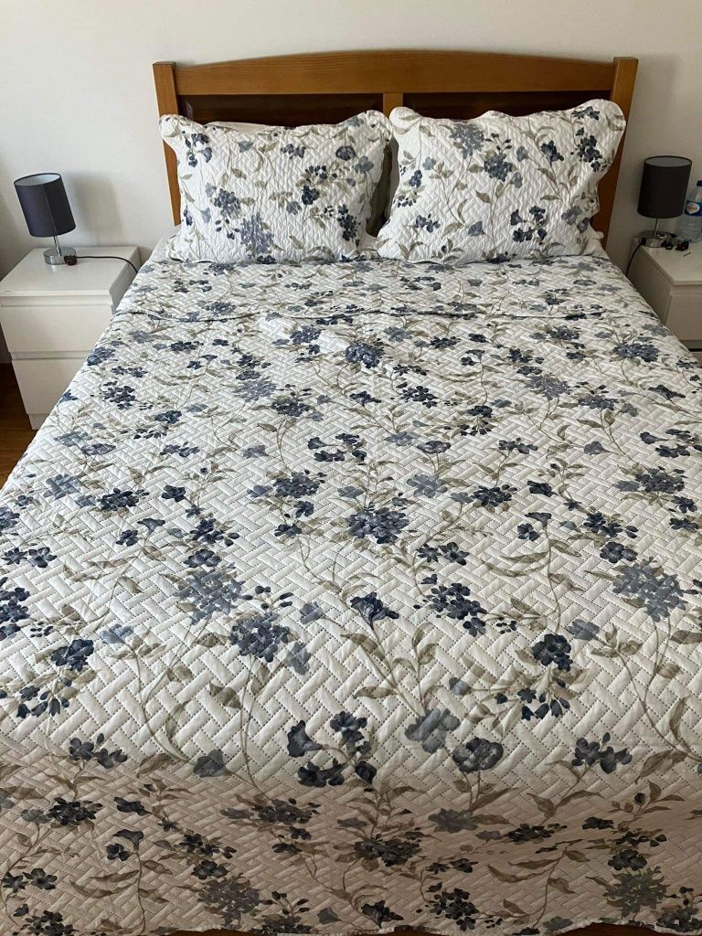 Cama de casal em madeira castanha