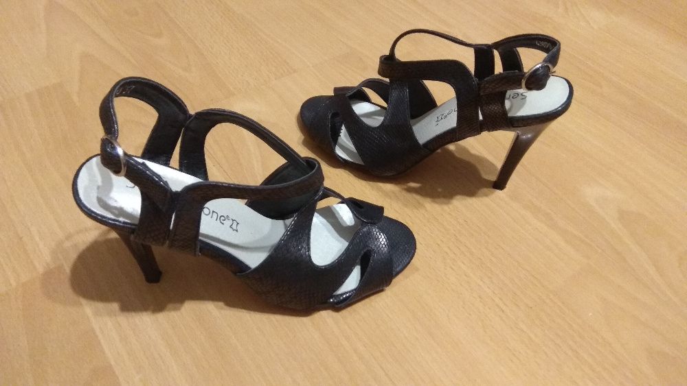 Czarne sandały szpilki Sergio Leone (efekt wężowej skórki)