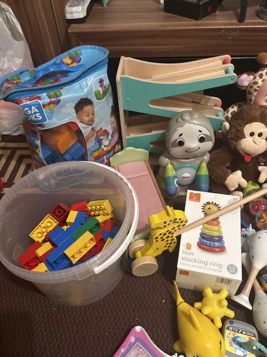 крупный план разбросанных детских игрушек.