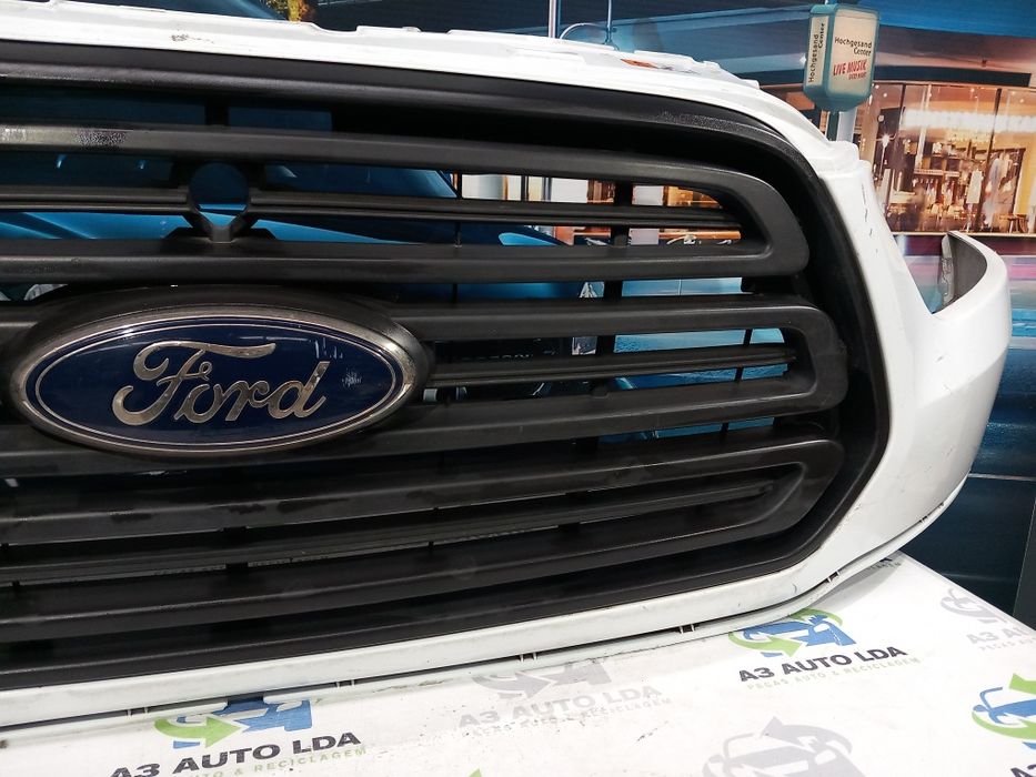 Frente com grelha Ford Transit 2015