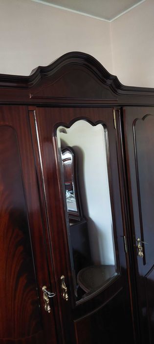 Mobília de quarto de casal completa e bom estado de conservação. Mogno