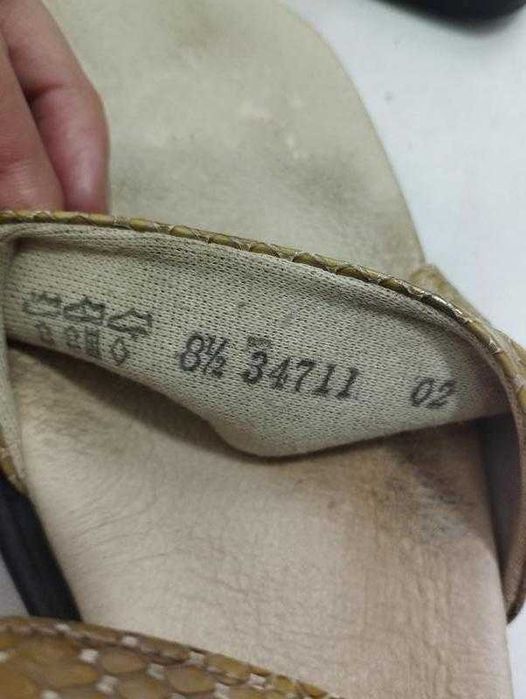 Кожаные бежевые шлепанцы босоножки на липучке принт под змею