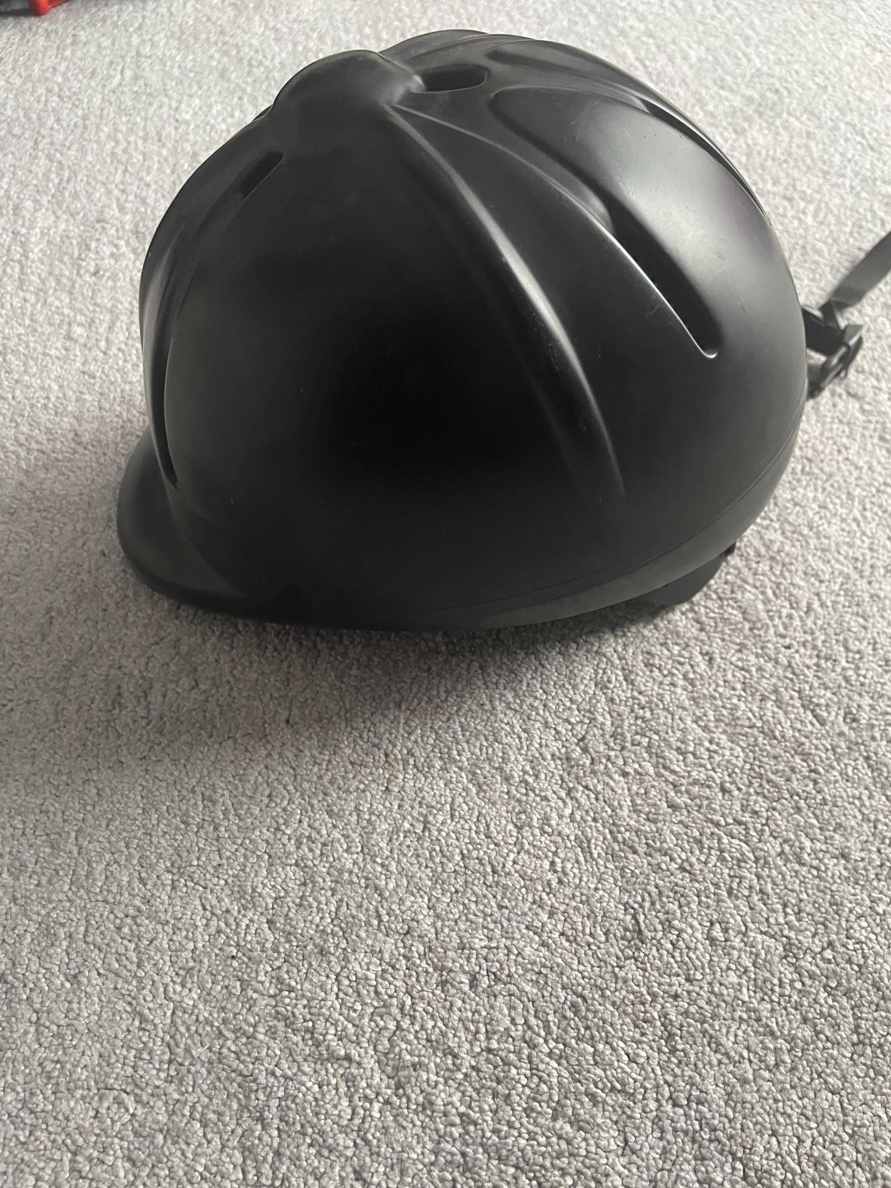 Kask jeździecki do jazdy konnej