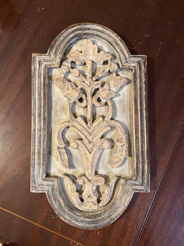 Ornamento de madeira para parede (para restauro)