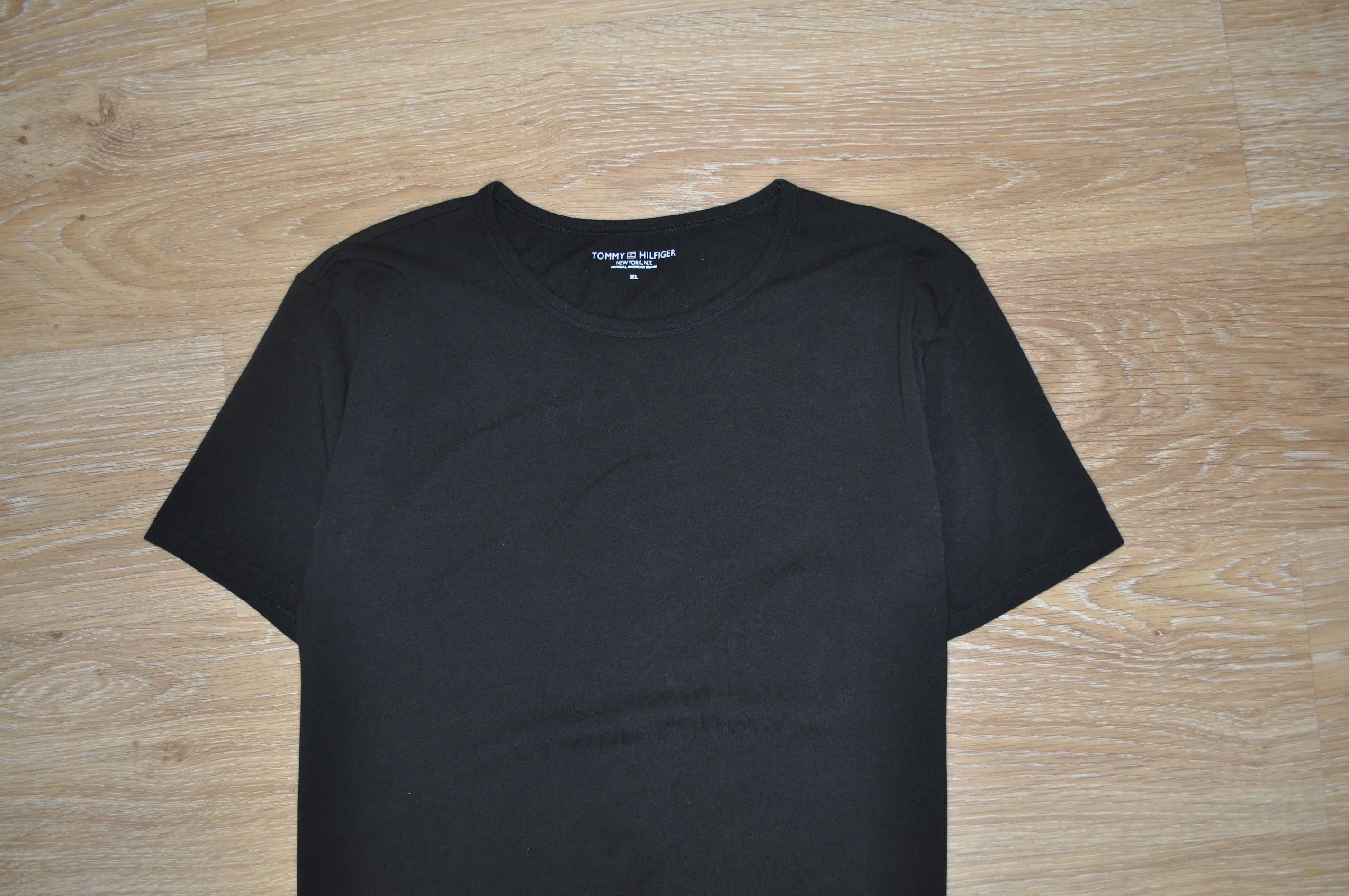 Базовая черная футболка Tommy Hilfiger