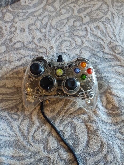 Sprzedam dwa pady do Xbox 360 .