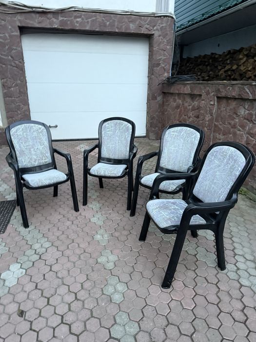 4 стільця і стіл. Для тераси.