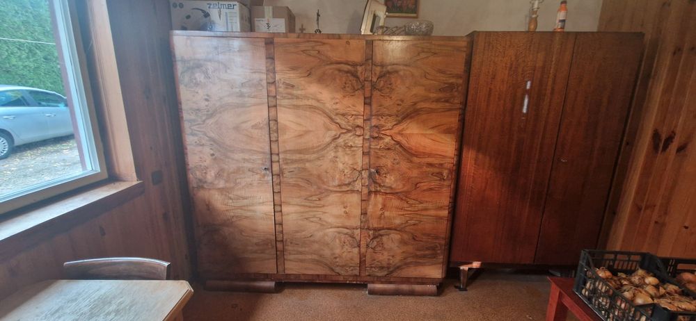 Szeroka szafa trzy drzwiowa