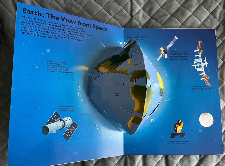 Книга «The ultimate book of space» англійською мовою