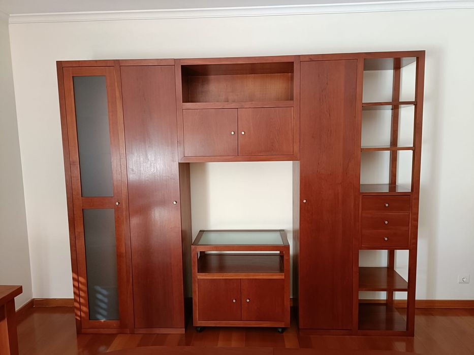 Armário de sala mais aparador com rodas de cerejeira impecavel.