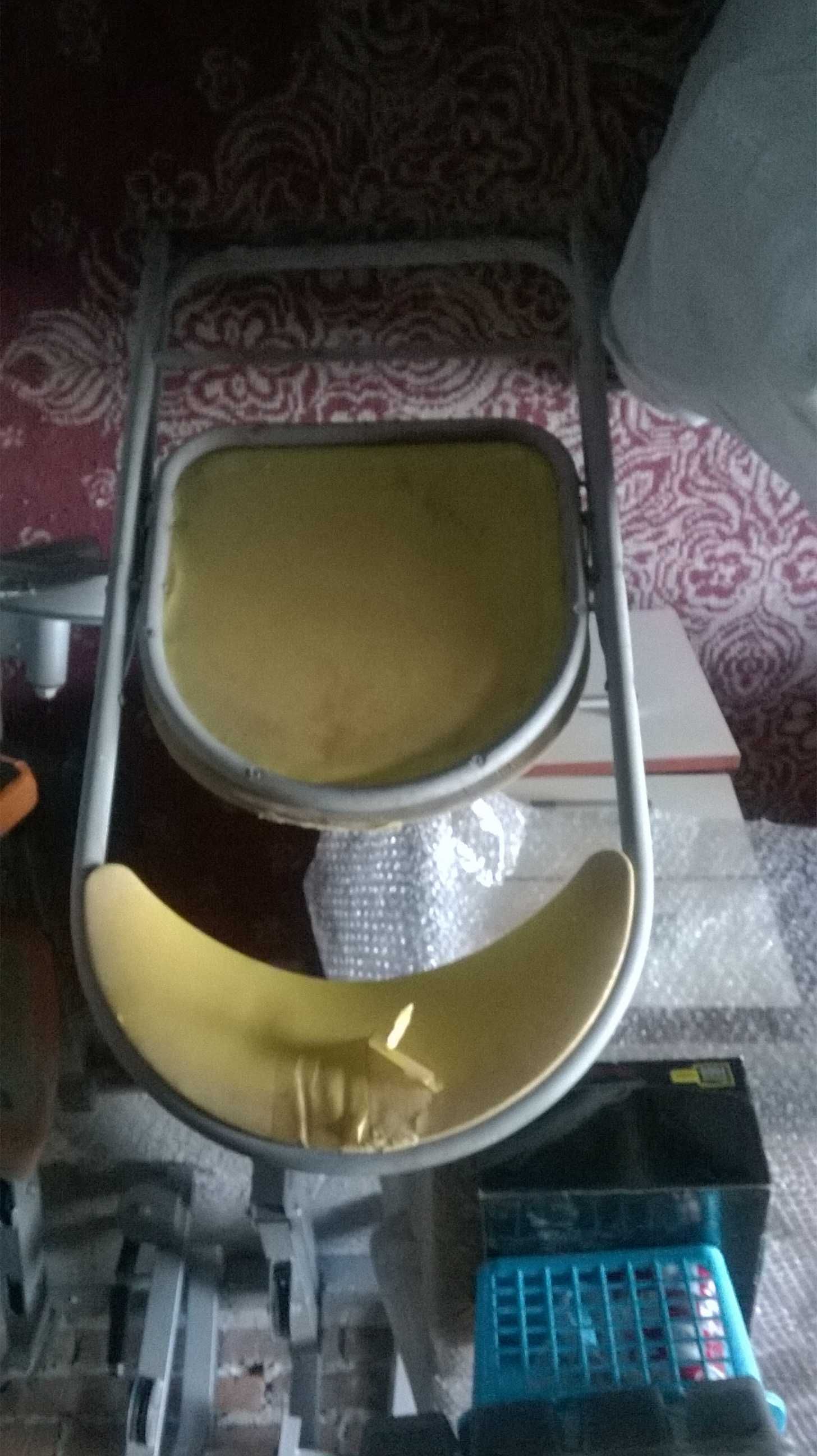 Żółto-szare metalowe rozkładane krzesło do garażu lub na działkę
