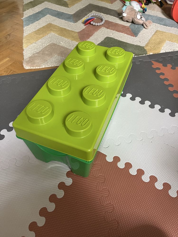Dwa pojemniki lego
