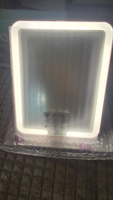 Lusterko do makijażu LED różowy