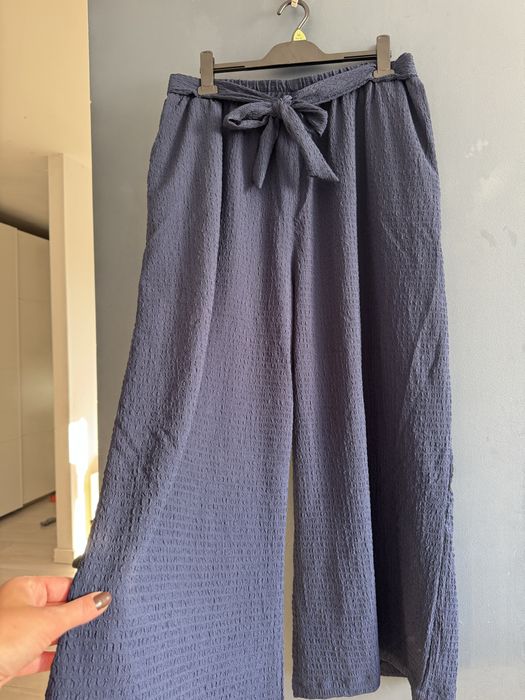 Luźne granatowe spodnie z szerokimi nogawkami dzwony szwedy