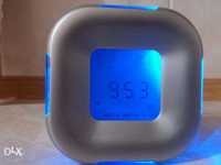 Часы ,будильник, термометр, календарь, синяя и зеленая подсветка