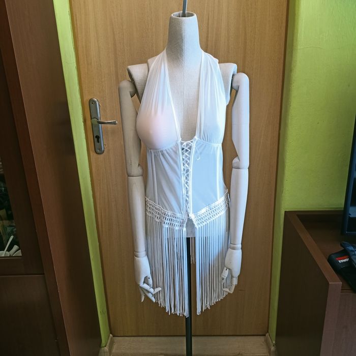 Kostium, gorset babydoll z frędzlami , zapinany na haftki.