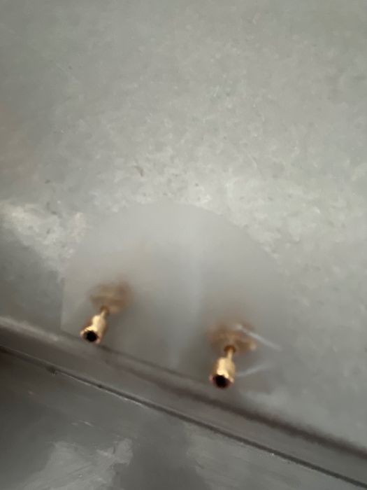 Złote sztyfty z czarnym onyxem TOUS