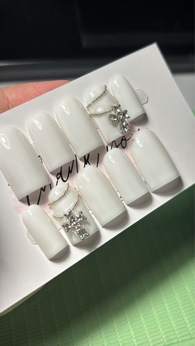 Press on nails tipsy