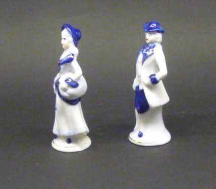 Figurki porcelanowe w strojach dworskich z PRL-u.