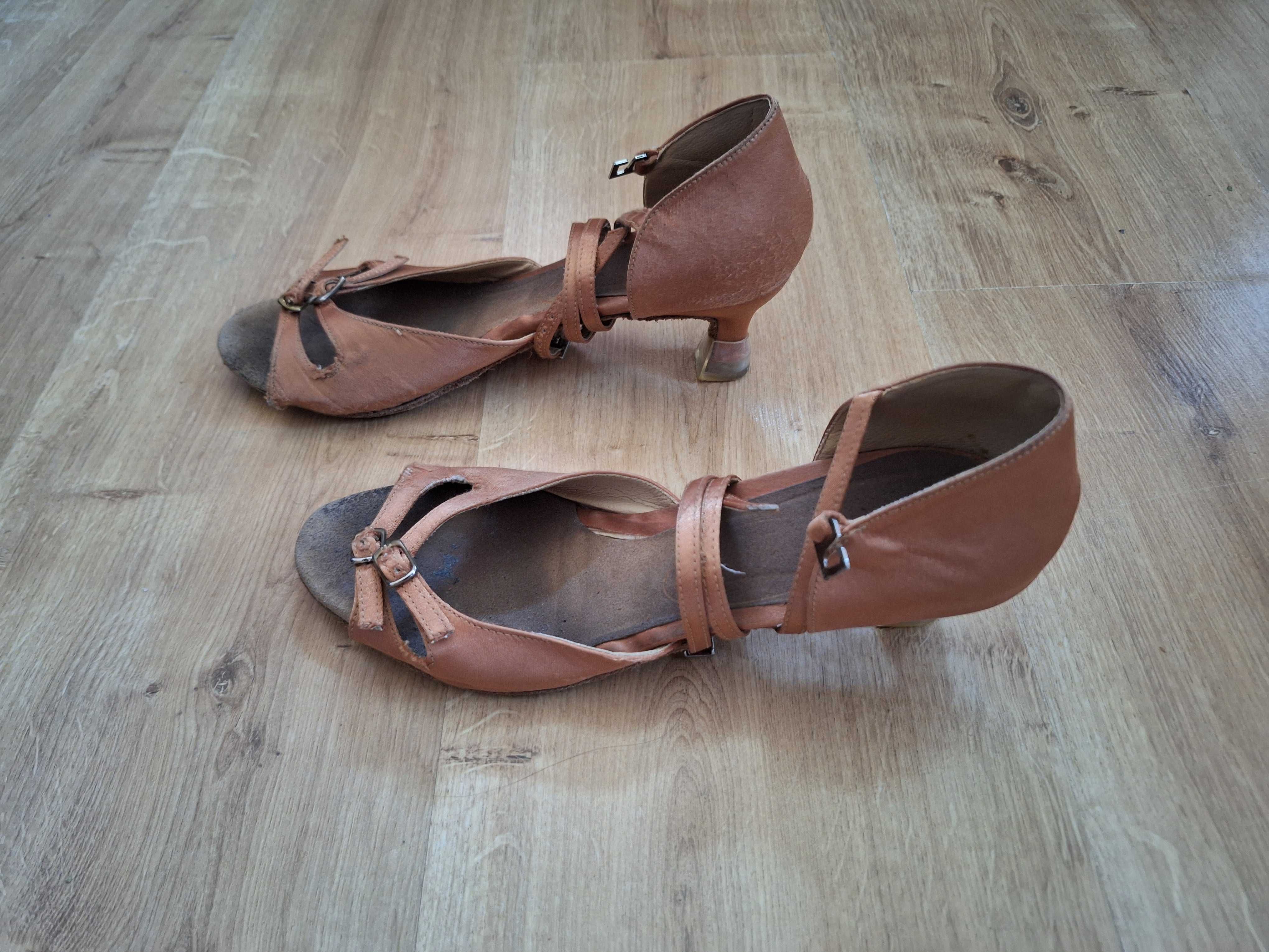 Sprzedam buty do łaciny