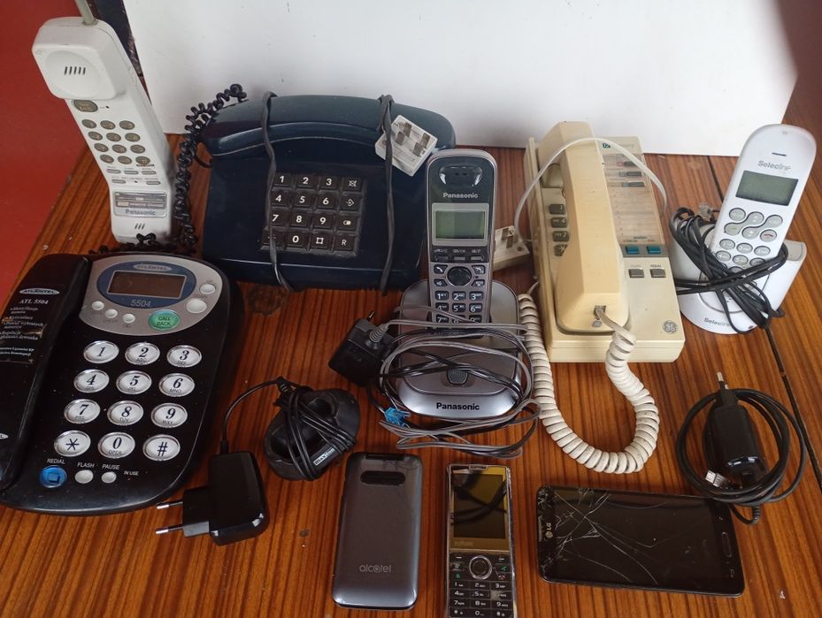 Telefony stacjonarne i komórkowe