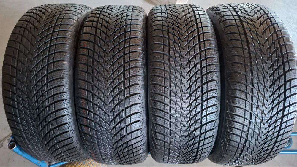 235/50/19 R19 Goodyear Ultra Grip Perfomance 3 4шт зима
