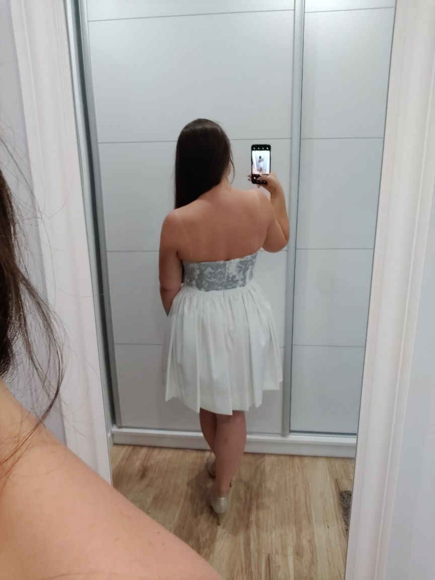 Biała krótka sukienka