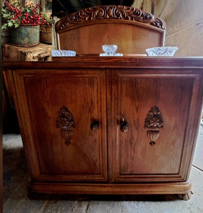 Kredens dębowy z wysuwanym blatem