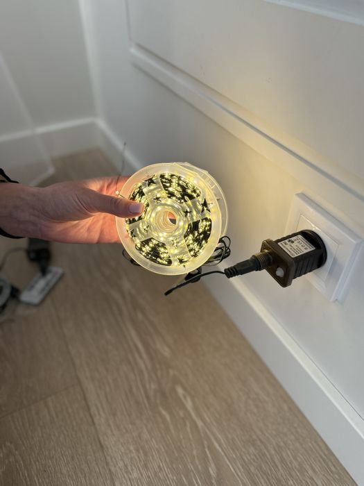 Гірлянда роса на ялинку