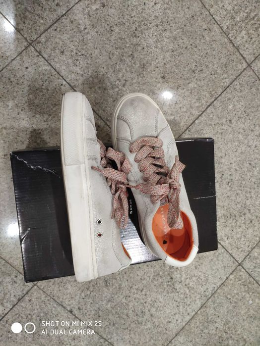 Sapatilha cinzenta Zara