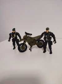 Figurki żołnierzy i motor