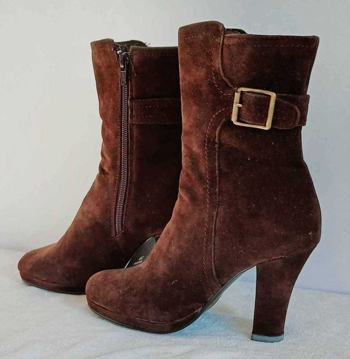 Botins de camurça. Novos.