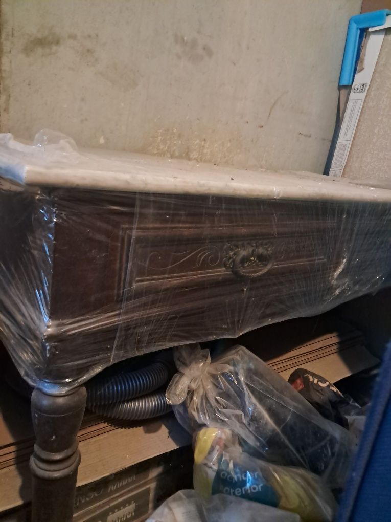 Mesa antiga com pedra