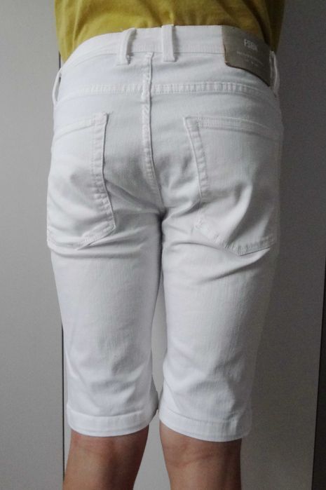 Białe szorty "z przetarciami" w idealnym stanie, Fsbn, rozm. XS