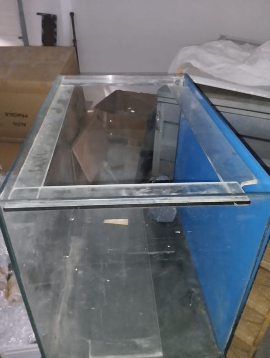 Aquário com Mesa de Alumínio – Excelente Estado – Pronto a Usar!