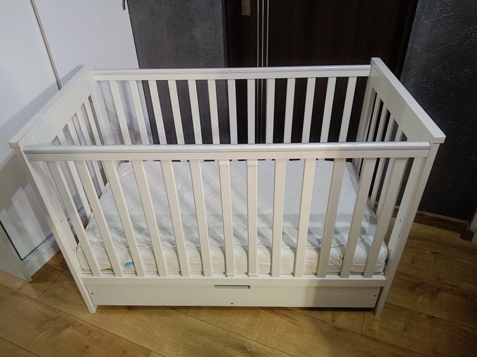 Łóżeczko dzieciece Iwo z szuflada oraz barierka