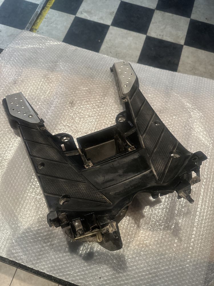 Podłoga Yamaha Zuma YW50 Osłona Dolna Mocowanie Plastik V135
