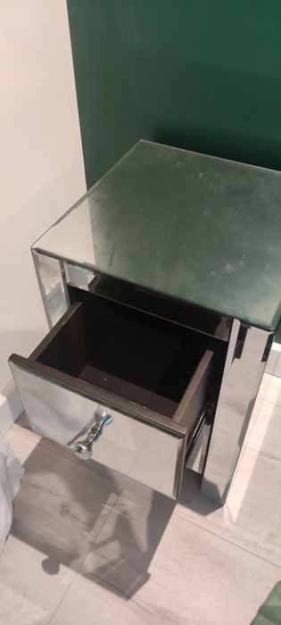 Szklana szafka lustrzana