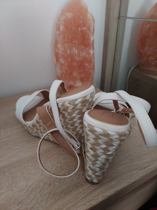 Śliczne białe sandały na koturnie Asos 40 (26cm)