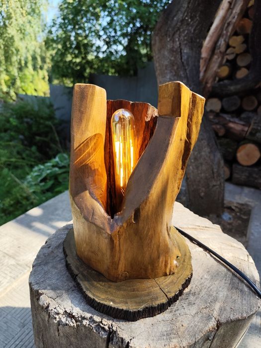 Світильник із дерева ручної роботи