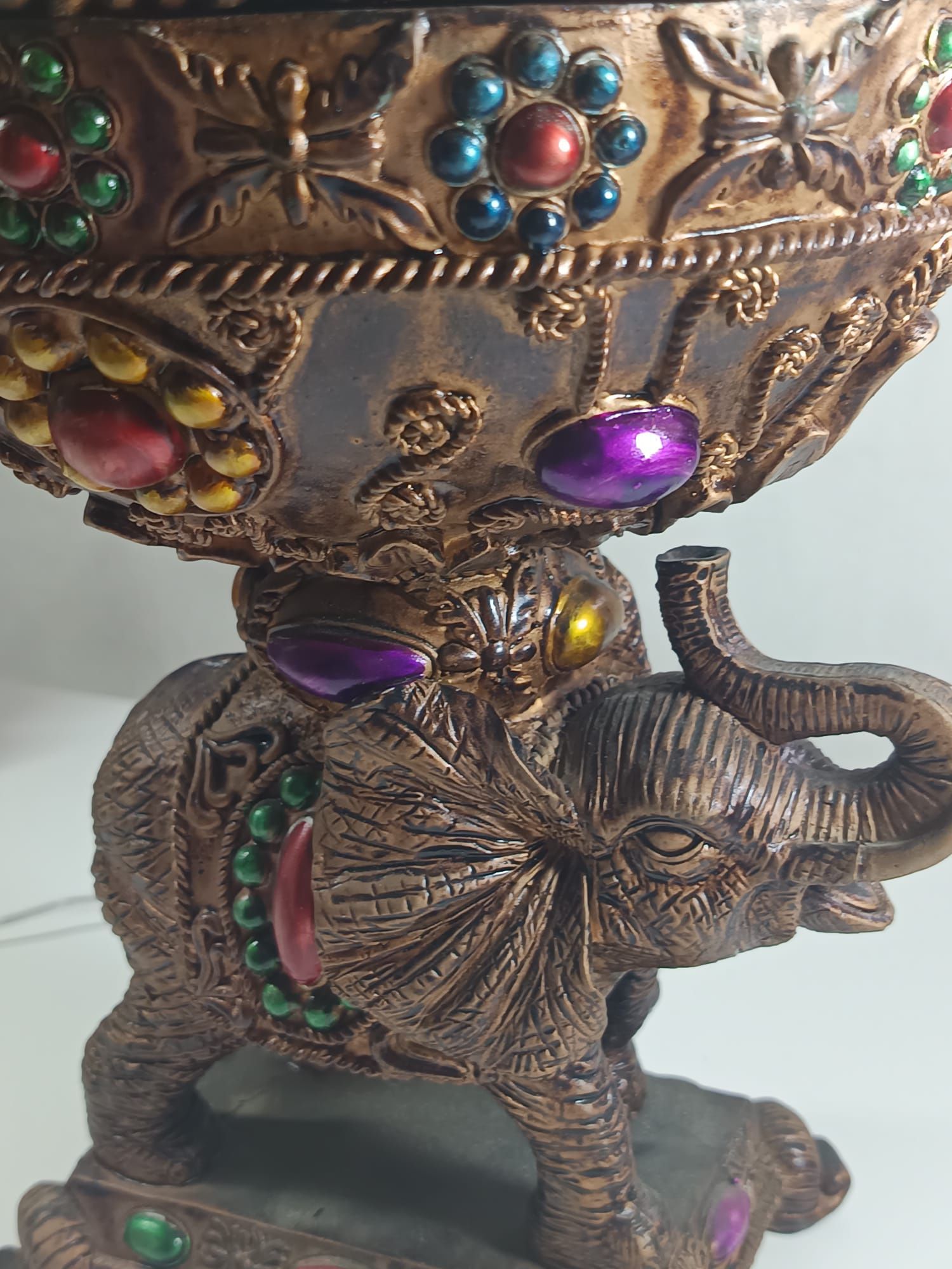 Elefante com taça decorativo