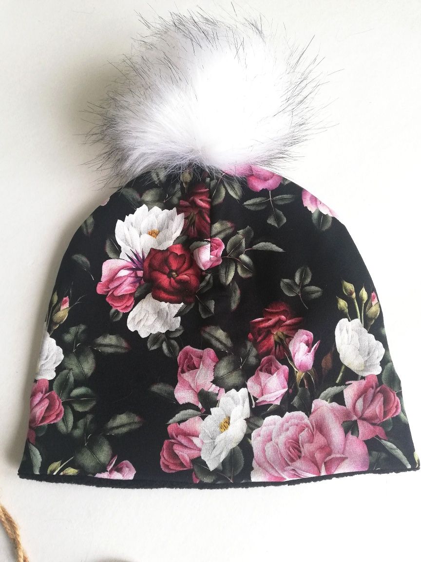Czarna czapka damska smerfetka kwiaty vintage pompon handmade