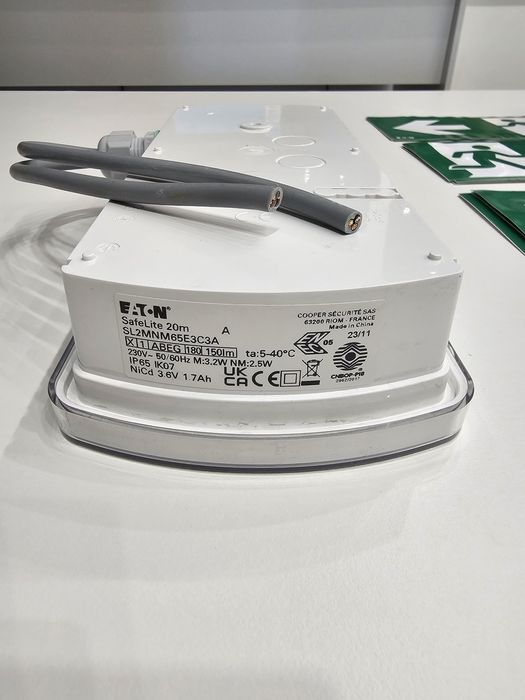 Lampa Oprawa ewakuacyjna awaryjna zestaw 9szt +piktogramy